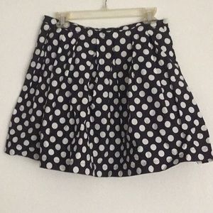 Lovely, fun and super cute skirt in navy & white.